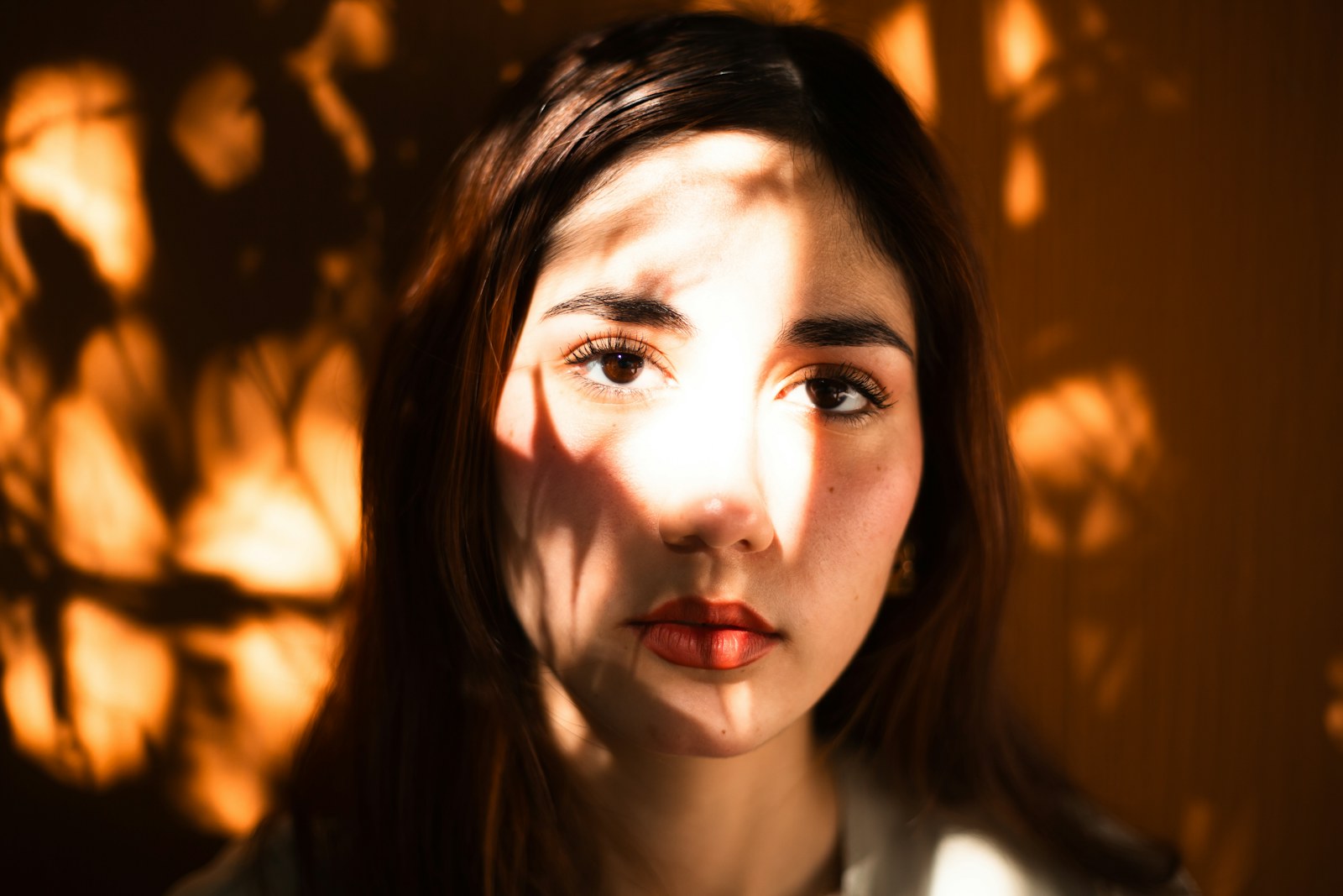 光影落在女性侧脸上的人像摄影作品